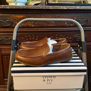 Boys Sz. 4 Crown & Ivy Loafer Dress Shoes